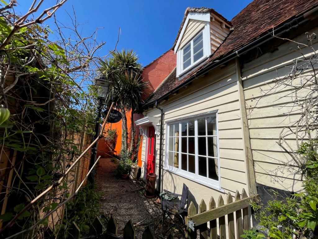 Lot: 122 - VACANT MIXED USE PROPERTY FOR IMPROVEMENT AND SEPARATE COTTAGE TO THE REAR - Nunber 3A to the rear is a one bedroom cottage